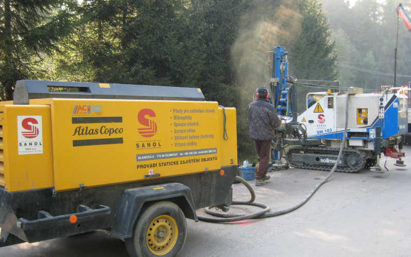 Vrtání mikropilot zařízením SOILMEC SM 103